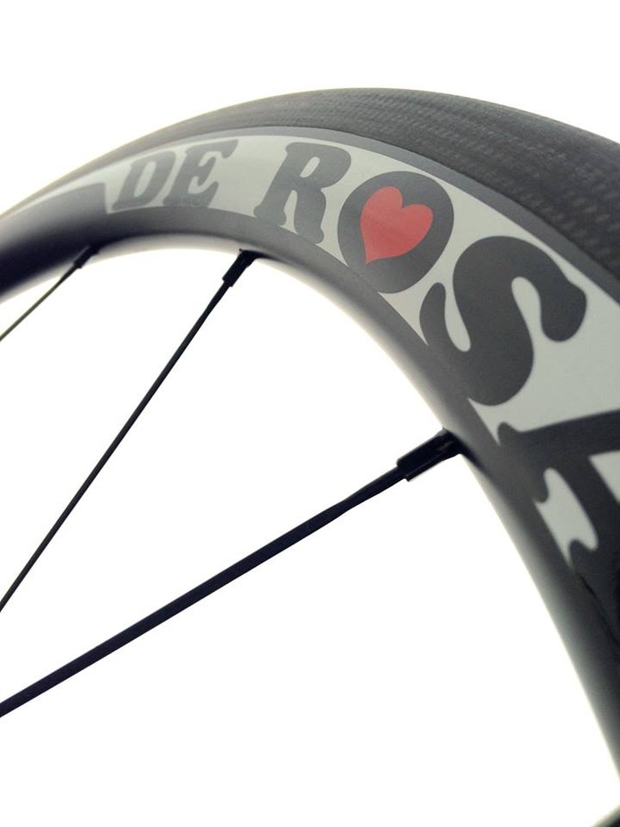 「DE ROSA」のロゴが入るカーボンホイールが限定発売