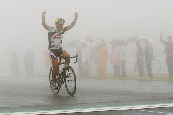 　第12回ジュニア全日本選手権ロードレースは6月23日、大分県日田市のオートポリスで開催され、嶌田義明（18＝ブリヂストン・アンカー）が優勝した。嶌田は2年連続の優勝。