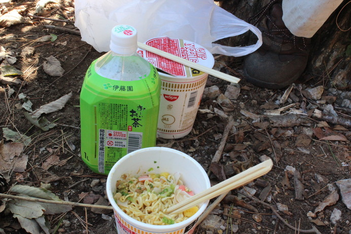 鶏石で昼休憩。本日のランチは、カップラーメン。山で食べるカップラーメンの味は格別！