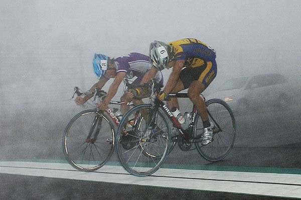 　第76回全日本アマチュア自転車競技選手権ロードは本日6月23日、大分県日田市のオートポリスで開催され、守澤太志（21＝明治大学）とのスプリントを制して村上純平（21＝鹿屋体育大学）がU23クラスで優勝した。