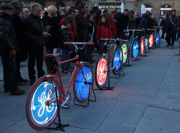 英国発の自転車ホイールを使った広告配信サービス「Electro Bike」が日本に上陸