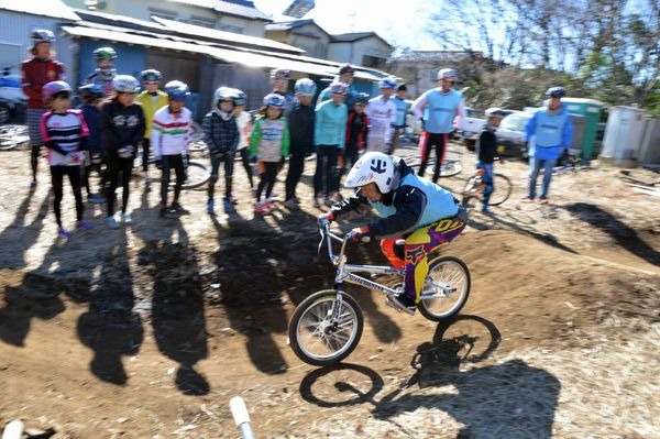 東京都自転車競技連盟普及委員会が1月19日に2014年最初の自転車学校として「パンプトラック教室」を千葉・猫屋敷パンプトラックで開催した。コブのような凹凸が続くダートコースを使い、ペダルを踏まずに加速しながら走れるのがパンプトラックの愉快なところだ。