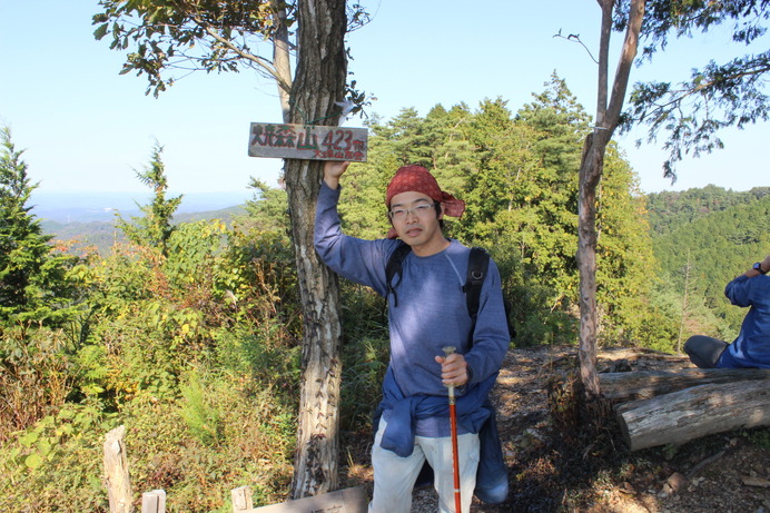焼森山頂での高萩さん。「鶏足山は尾根伝いに歩ける道が長く、景色を楽しみながら歩けました」山を満喫してくれた様子。