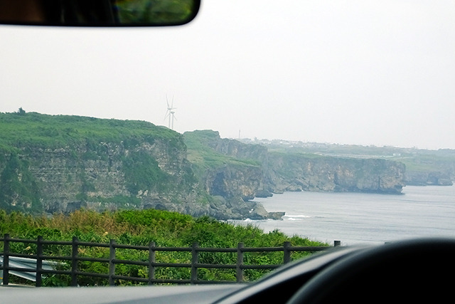 海岸沿いをドライブしていると、ムイガー断崖も車窓に映った