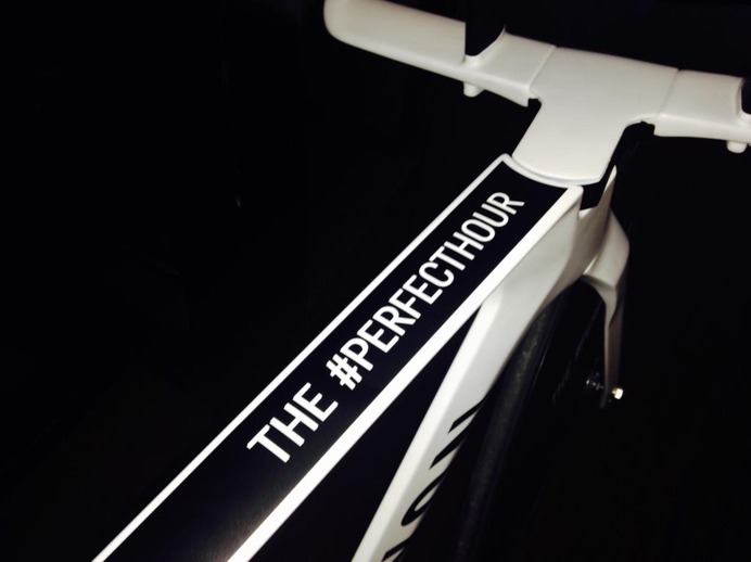 ダウセットのキャニオン製バイクに刻まれた応援用ハッシュタグ、#PerfectHour