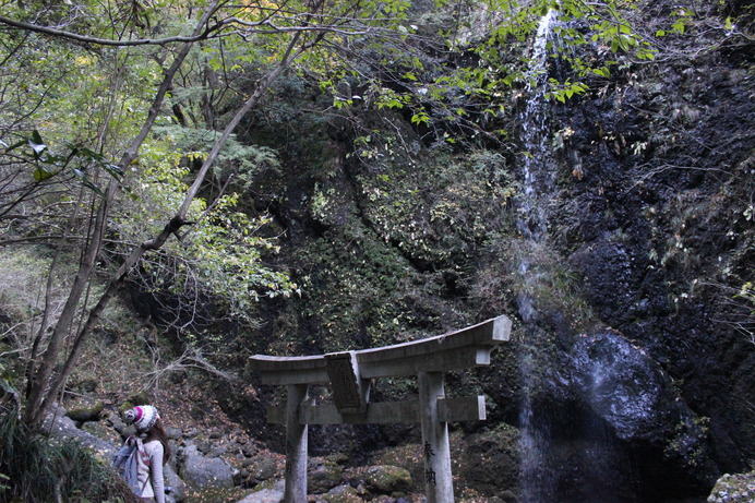 不動滝。鳥居と滝と山ガール。