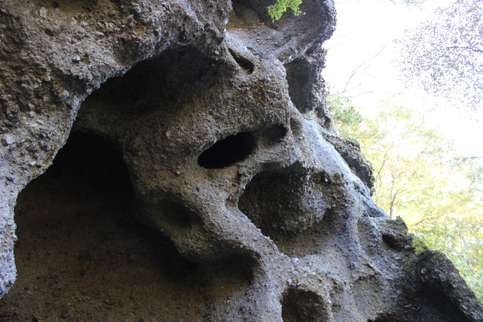 この形状は、硬い集塊岩と脆い凝灰岩の関係で生み出されているという。脆い岩の部分が、風雨によって削られて出来たらしい。