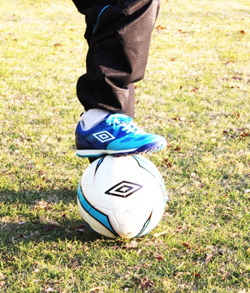 アンブロ、母親目線の意見も取り入れた子供用のサッカートレーニングシューズを発売開始