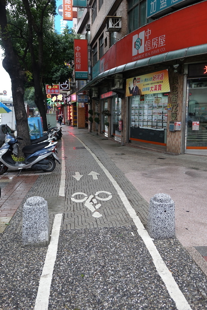 台湾にも歩道上に設けられた自転車道がある