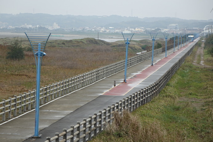 海沿いに延びる17公里海岸線自行車道