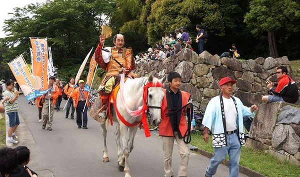 織田信長の命日6月2日にちなみ、毎年6月の第一日曜日に行われる第30回あづち信長まつりが6月8日、滋賀県近江八幡市の安土城跡で開催される。見どころは安土城下をめぐる総勢500人以上の武者行列。信長をはじめとした武将、姫君、天正少年使節や宣教師などの衣装を身にま