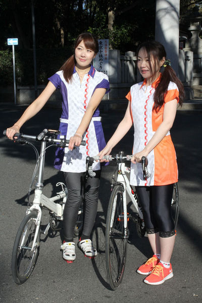 自転車界の元女王ジャニー・ロンゴ（フランス）のミドルネームを冠したブランド「シプレリ」とエキップアサダのコラボレーションによる女性向けサイクリングウエア「EQAバイクチュニック　ロゼ・ソワサントセット」が発売される。