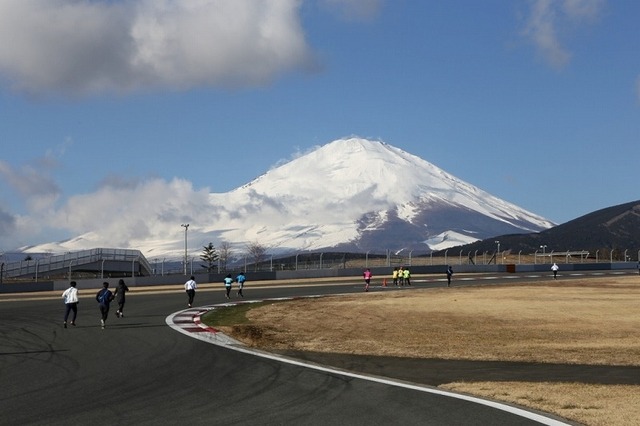 レーシングコースを走るランナー