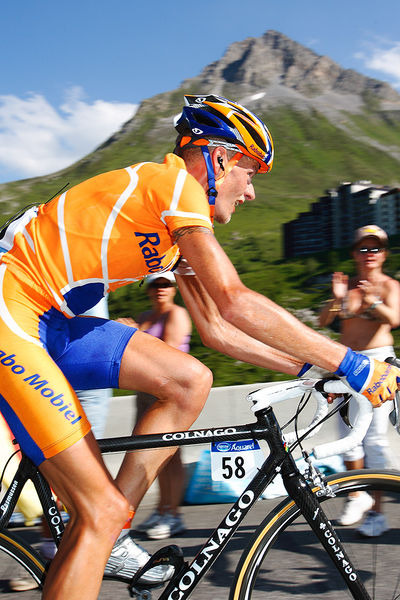 　ツール・ド・フランスは7月15日、前半戦の最難関であるアルプスの山岳コースで第8ステージを行い、デンマークのミカエル・ラスムッセン（33＝ラボバンク）が2位に2分47秒差をつける独走で、３年連続３度目の優勝を果たした。同選手は後続の有力選手にも大差をつけたこ