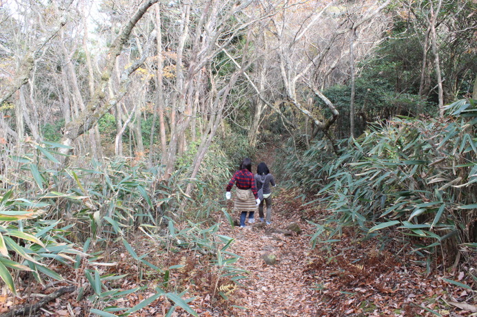 山で出会う人は、いい人ばかりだ。低山に登っている人の中には、近所に住んでいて散歩がてらに登る人もいる。そのような人にとっては、庭のようなものなのだろう。