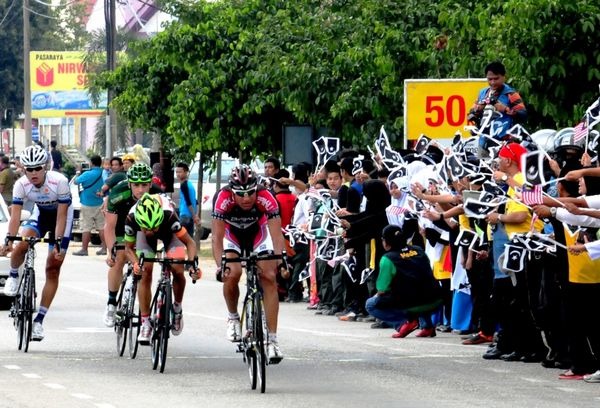 全10ステージで行われるアジア最大級の自転車ロードレース、マレーシアのツール・ド・ランカウイは3月6日、マレー半島をクアンタンからトレンガヌのマラングまで海岸線で北上する202.2kmで第8ステージが行われ、前日に続きチームプレーでオランダのテオ・ボス（ベルキン