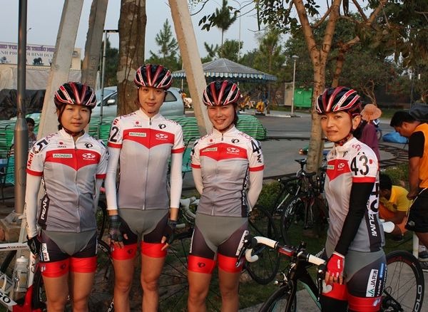 8ステージで行なわれるビワセカップが3月7日にベトナムで開幕し、第1ステージが行われた。同大会は3月8日の国際女性デーの祝賀と、アジア選手権に向けた調整レースという目的での開催で、ナショナルチームは日本のほかにマレーシア、タイが参加。日本チームの監督を務め