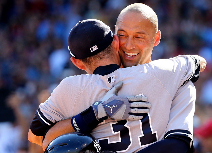 ジーターとハグするイチロー（2014年9月28日）（c）Getty Images