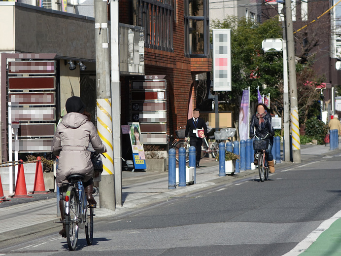 自転車の逆走は、正面衝突を引き起こしかねない