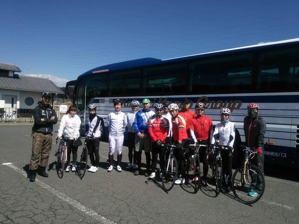 観光バスを使って自転車を運び、景色のよいところでサイクリングを楽しむ全く新しいスタイルのツアー、サイクリングバスツアーが3月22日、1泊2日の日程で茨城県北部を訪問し、自転車を持ち込んだ参加者らが同地をサイクリング。観光産業が低迷するエリアで地元の人たち