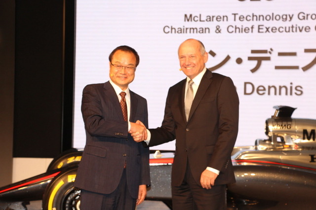 ホンダの伊東孝紳社長（左）とマクラーレン・テクノロジー・グループのロン・デニスCEO（右）