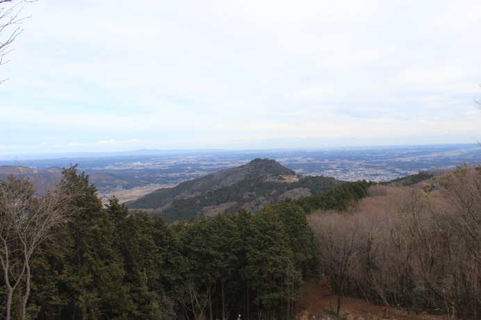 展望台から愛宕山を眺める。ずいぶん遠くまで歩いたものだ、と感慨深くなる。