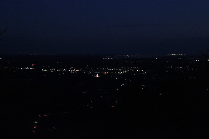 愛宕山のスカイロッジ駐車場からの夜景。冬期は日が暮れるのが早い。山行時間は限られるが、その代わりこのような夜景を眺められる時間が早くなる。