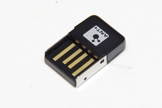 USB ANTスティックも付属する。普段は使用しないが、ファームウエアのアップデートなどで必要になる