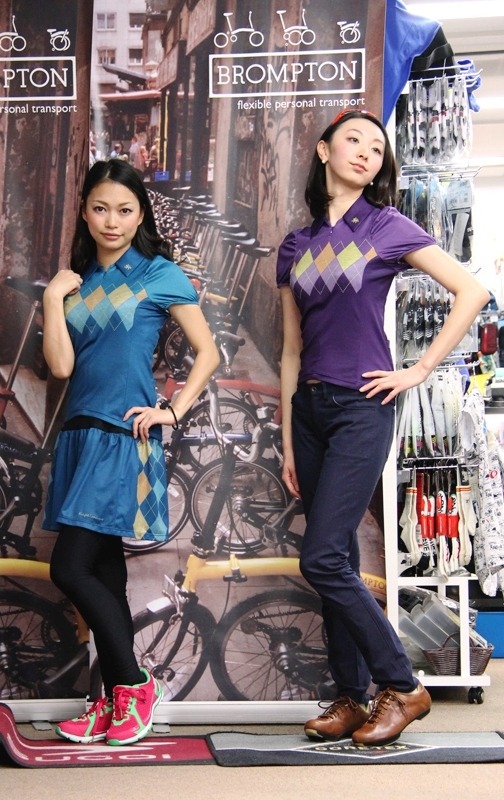 モデルの松本奈々（左）、新メンバーでモデルの梅崎夏子（右）