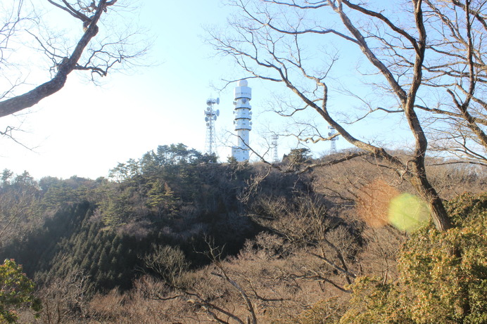 高鈴山の山頂。大きな白い巨塔は、存在感がある。
