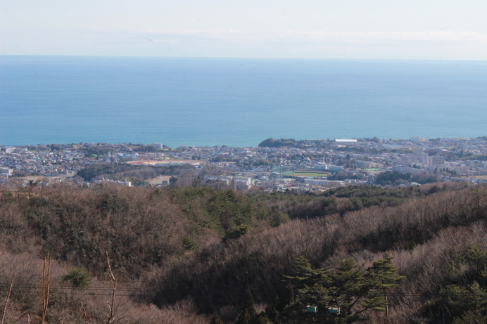 頂上からの眺め１。日立市民運動公園球場が見える。