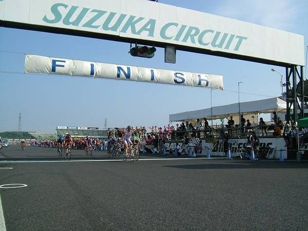 　参加者1万人を超える国内最大のロードレースイベント、シマノ鈴鹿ロードレース大会が8月25日と26日、三重県鈴鹿市の鈴鹿サーキットで行われた。
　25日のチームタイムトライアルでは昨年度の優勝タイムを大きく上回り、チーム ブリヂストン・アンカーが優勝。「ベテラ