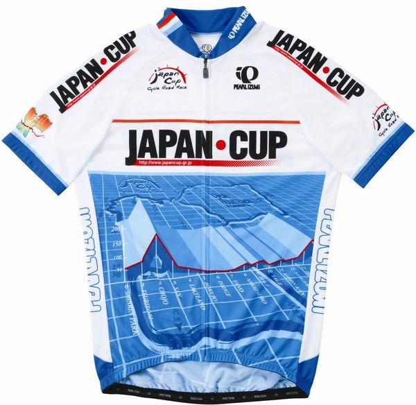　毎年10月に開催されるジャパンカップサイクルロードレースは、秋の宇都宮を舞台に世界のトップ選手が集い、競う日本最高峰のレース。パールイズミは今年もこのレースのオリジナルウエアを制作販売する。今年のデザインは、高低差の大きい宇都宮のコースをイメージに、