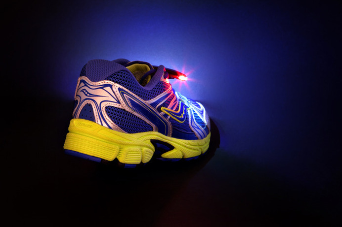 シューズ装着ライトで夜のランニングを安全に「Night Runner 270 Shoe Lights」…米オークランド発