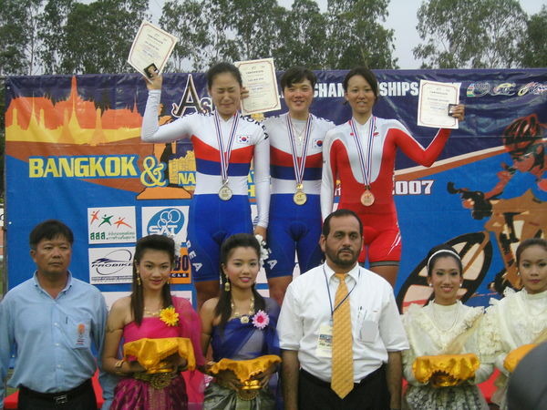 　第27回アジア自転車競技選手権大会・第14回ジュニア・アジア自転車競技選手権大会がタイのバンコクで9月3日に開幕。初日の決勝種目である3km個人追い抜き（女子エリートカテゴリー）に出場した和田見里美（20＝中京大）が3位になった。またスプリント出場の佃咲江（21