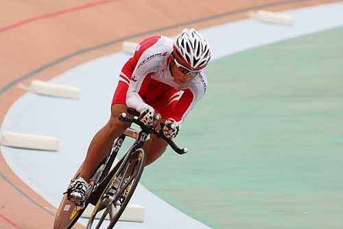 　タイのバンコクで開催されている第27回アジア自転車競技選手権大会・第14回ジュニア・アジア自転車競技選手権大会は9月6日、トラック競技の最終日を迎え、ジュニア男子のケイリンで愛知・桜丘高の深谷知広（17）が優勝した。エリート男子のケイリンは伏見俊昭（31＝日