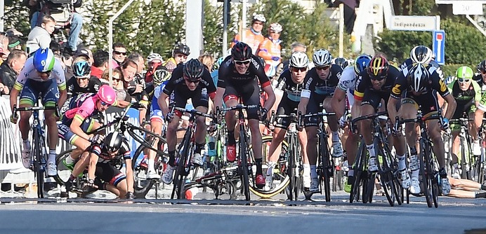 2015年ティレーノ～アドリアティコ第2ステージ、ゴールスプリントでの落車