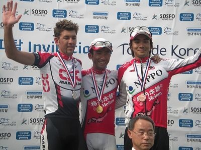 　9月1日に韓国のソウルで開幕した9日間のステージレース、ツール・ド・コリアは8日に第8ステージを行い、NIPPO・梅丹の福島晋一（35）が独走で初優勝。8日間を終えての総合成績でも2位に5秒差をつけて首位に立った。大会は残り1ステージ。