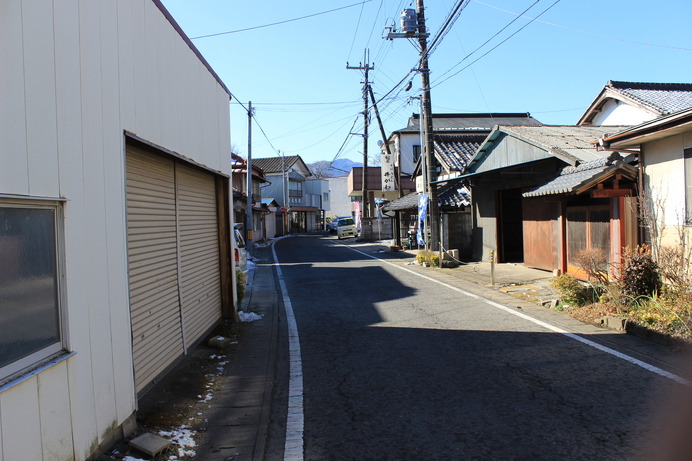 福原駅前の通り。美味しそうな蕎麦屋さんを発見。