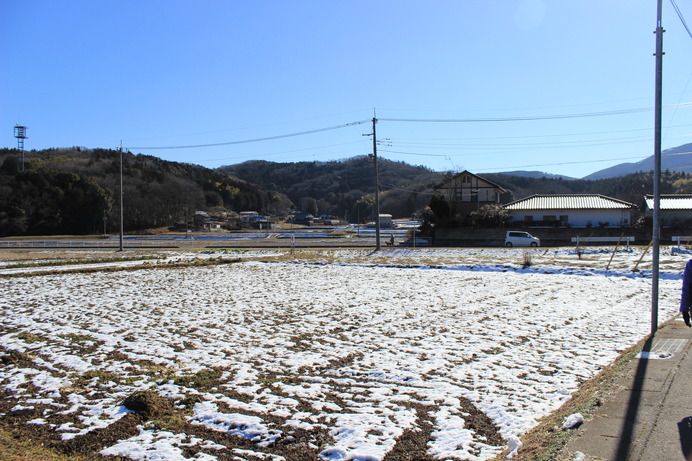 田畑に積もった雪。まだ溶けきっていない。