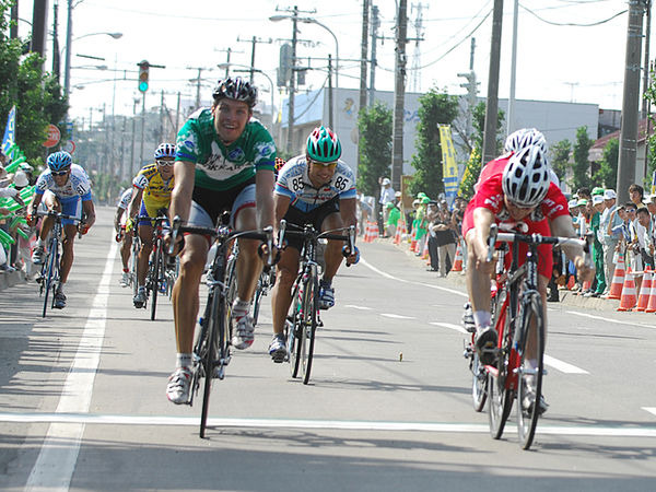 　自転車ロードレースのツール・ド・北海道は9月14日、共和町から今金町までの174kmで第3ステージが行われ、オーストラリアのミッチェル・ドッカー（20）がゴールスプリントを制して勝利。各ステージの所要時間の合計で争う総合成績でも首位に立ち、緑色のリーダージャ