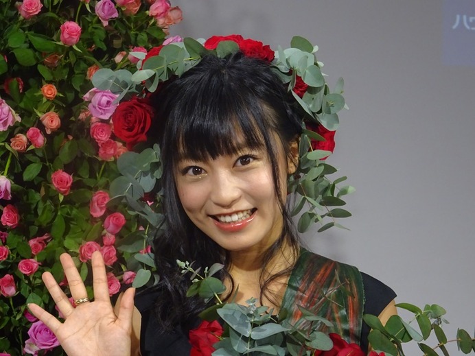 ハウステンボス、小島瑠璃子さんをゲストに招いたROSE FESTIVALオープニングイベントを開催