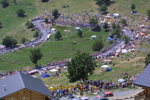 大観衆で埋め尽くされたラルプデュエズの山岳タイムトライアルはランス・アームストロング（32）＝アメリカ、ＵＳポスタル＝がトップタイムで優勝。