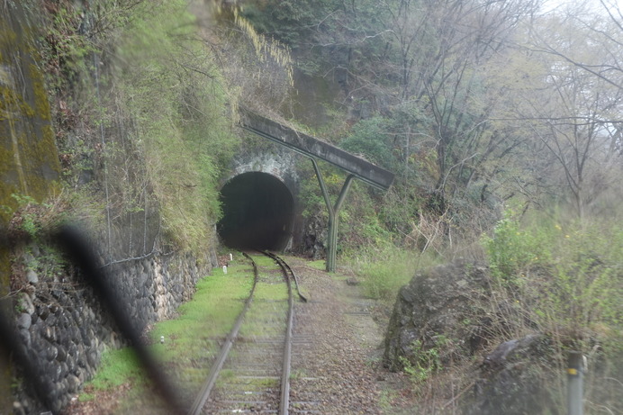車内から撮影した第一神梅トンネル。当日は小雨がパラついていたため、ワイパーが動いていた