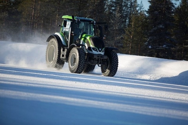 ノキアンタイヤ装着のトラクターが130.165 km/hというトラクターによる氷雪上での世界最高速記録を達成
