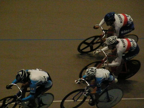 　日韓対抗学生自転車競技大会が10月31日に韓国・光明市の光明スーパードームで開催され、日本が76対74で韓国を制して優勝した。親善大会時代から通算して13回目の開催となるこの対抗戦は次回、2008年に日本での開催が予定されている。