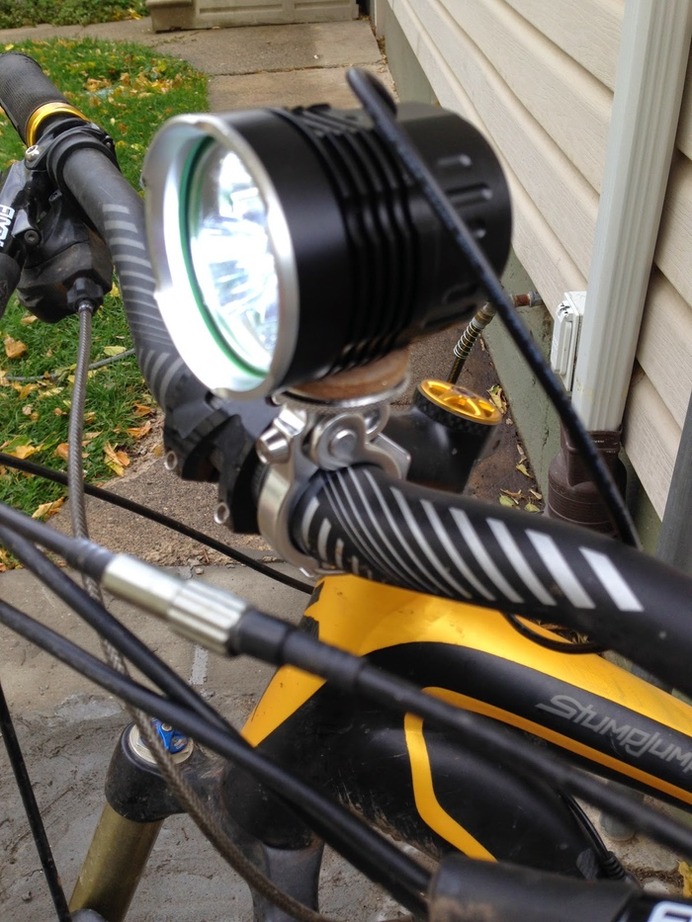 3500ルーメンの明るさで夜道を照らす「The Brightest Bike Light Ever」