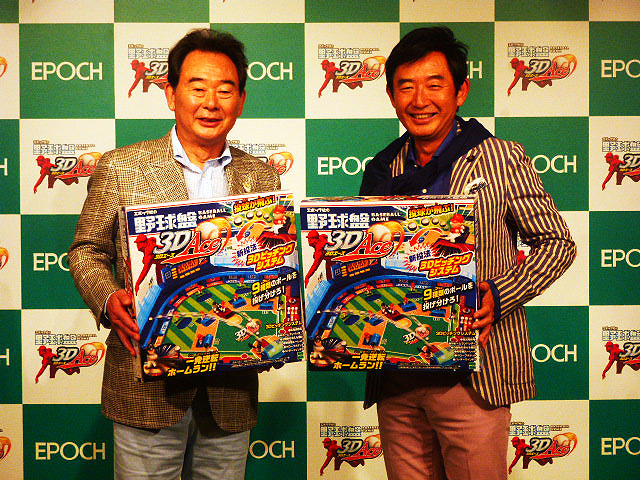 最新作「野球盤 3Dエース」発表会にゲストで登場した東尾修・石田純一（4月16日、都内）
