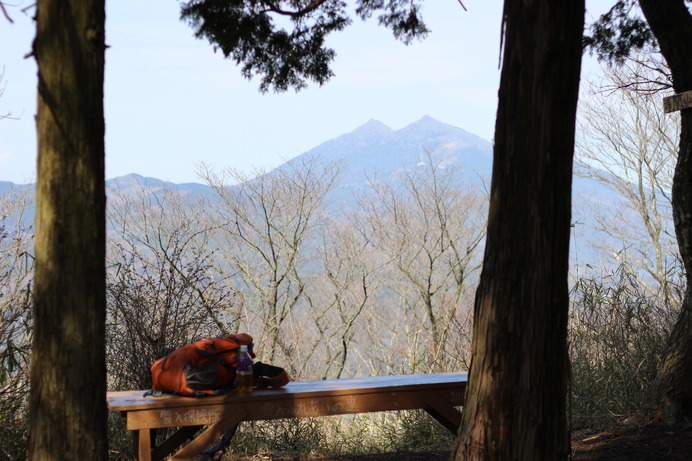 頂上のベンチで筑波山を見ながら一休み。ちょこっとハイクには、ちょこっと以上の感動がある場合も。