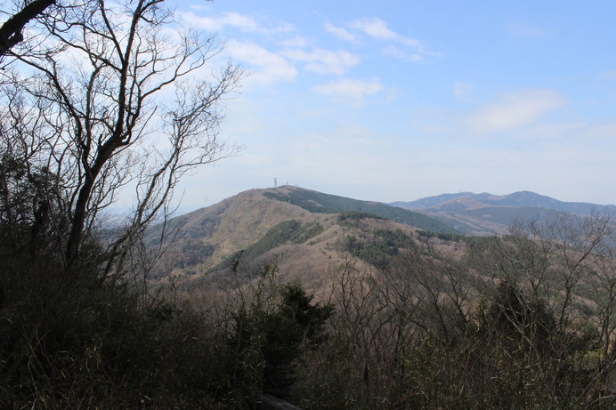 手前が竜ヶ峰。